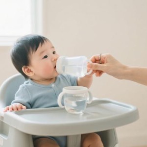 0-6个月婴儿需要喂水吗？儿科医生解读母乳含水量（育儿小常识）